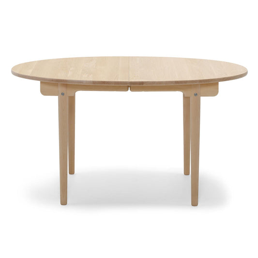 Carl Hansen spisebord CH337. 140 x 115 cm. Såpet eik.