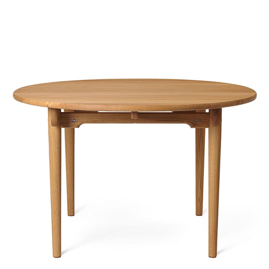 Carl Hansen CH337 spisebord. 140 x 115 cm. Oljet eik.