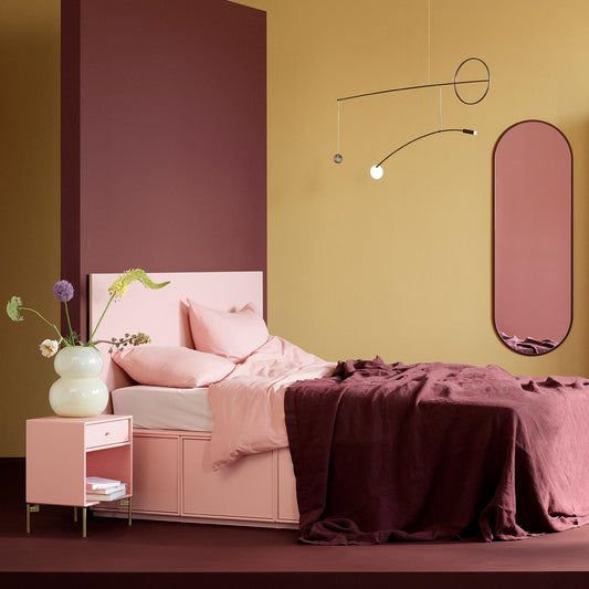 Montana DREAM nattbord. Med bein. Quickship farger. (2-3 ukers leveringstid.)