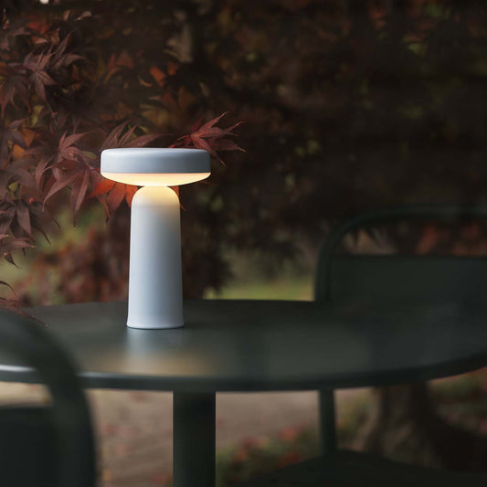 Ease bordlampe fra Muuto. Flere farger.