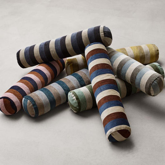 Eilersen Pysjamas pute Ember i Ø15 cm, lengde 74 cm. Blå / rosa / brun.