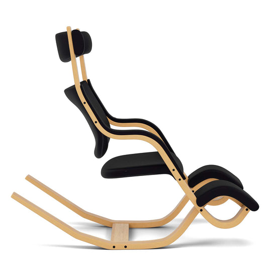 Varier Gravity stol i Tonal svart og lys brun ask. Bestillingsvare.