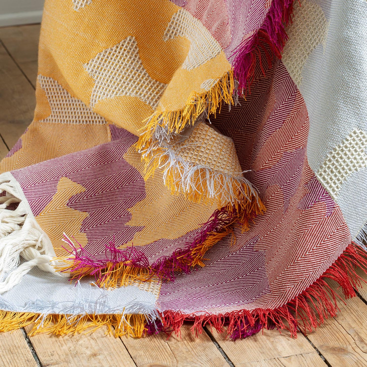 Plesner Patterns "Heritage" pledd i rødt.