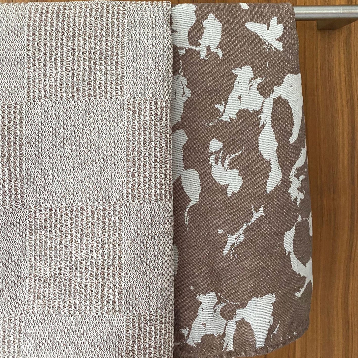 Plesner Patterns kjøkkenhåndkle i brunt.