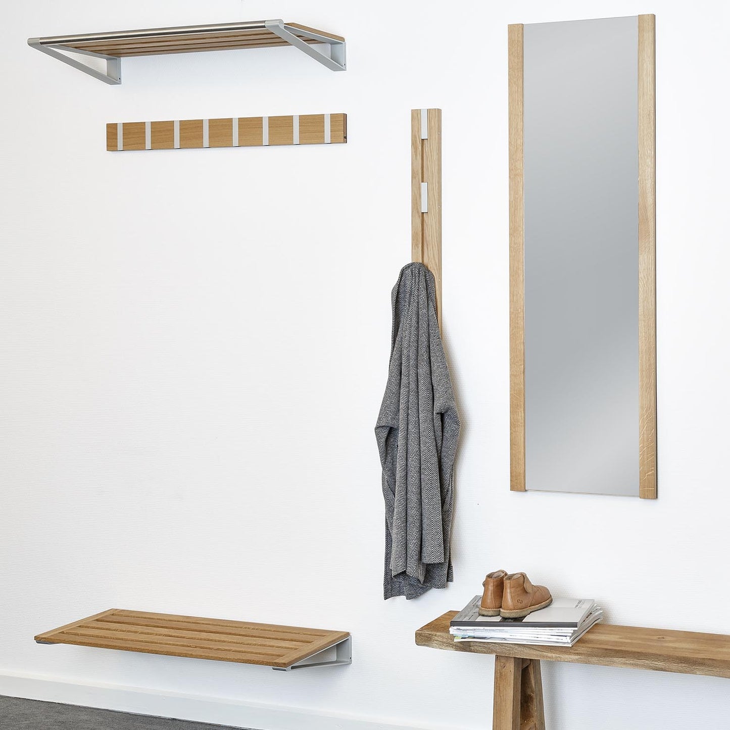 Loca Knax knaggrekke 6 i såpebehandlet eik, knagger i alu.