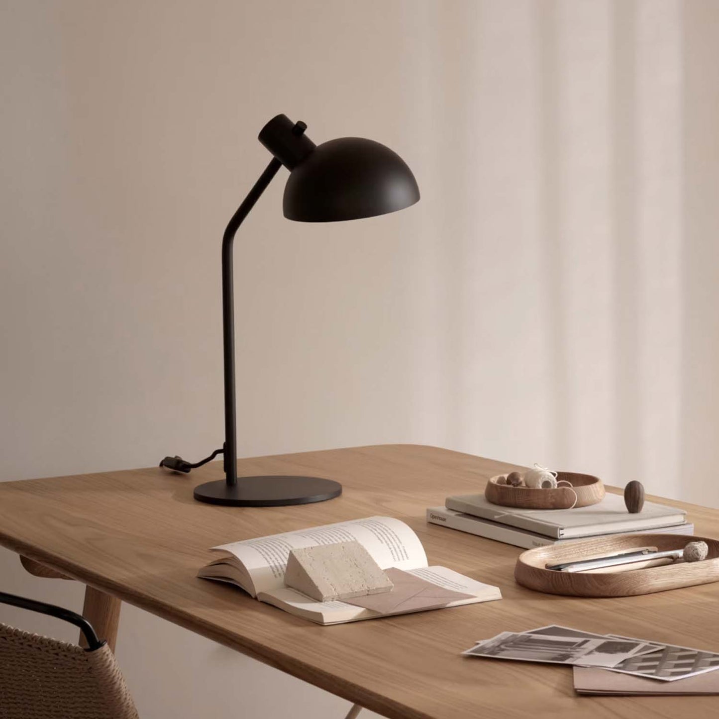 Utstillingsmodell "MO300" bordlampe fra Carl Hansen.