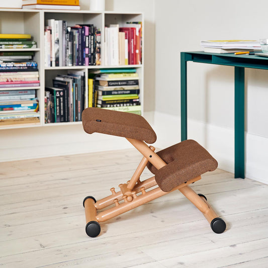 Varier Multi knestol i Tonal beige og natur bøk. Bestillingsvare.