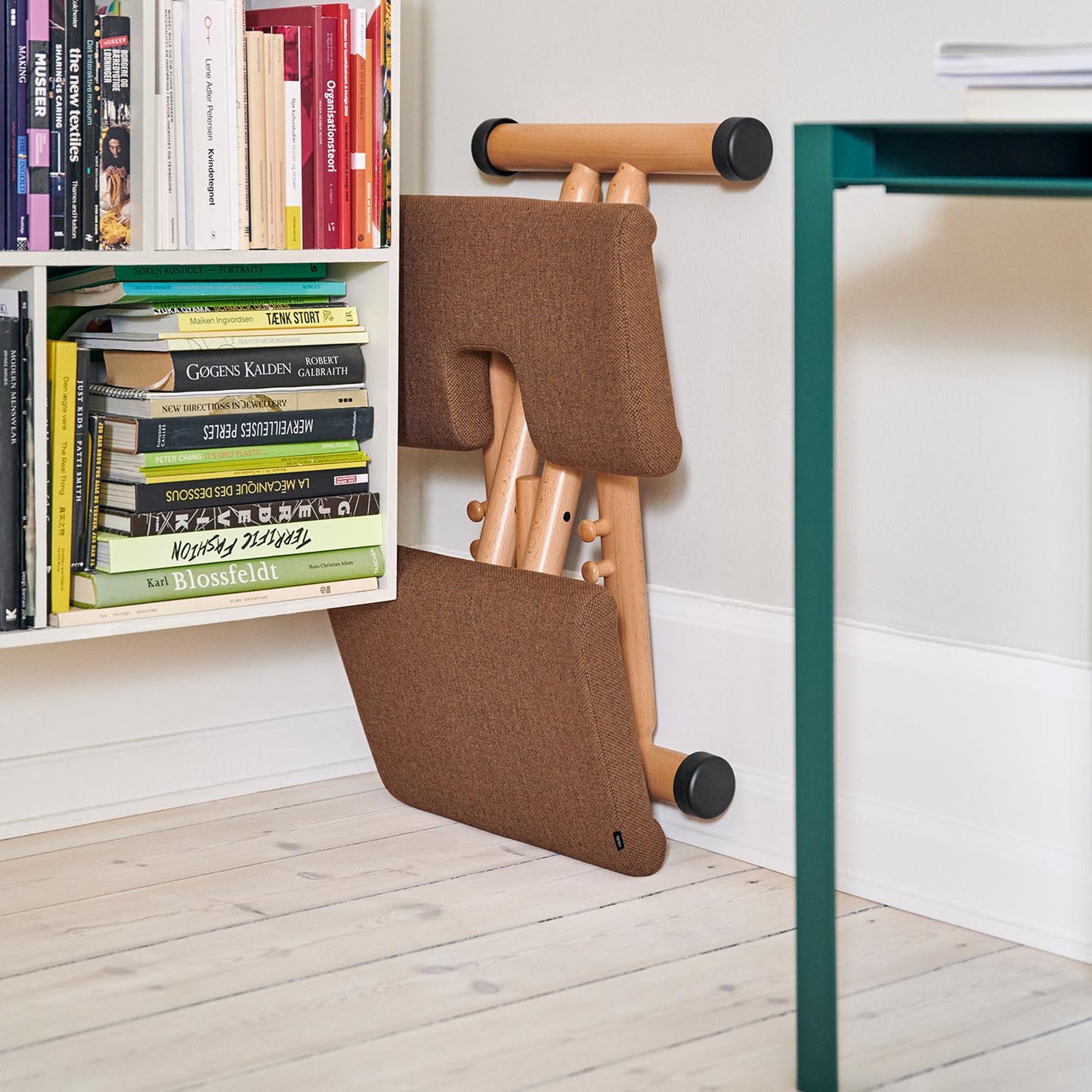 Varier Multi knestol i Tonal beige og natur bøk. Bestillingsvare.