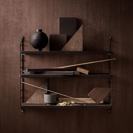 String pocket hylle i mørk brun eik og mørke brun. Bestillingsvare. NYHET !