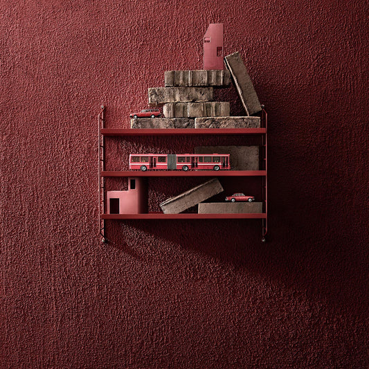 String pocket metall i oxtorgsrød. Bestillingsvare.