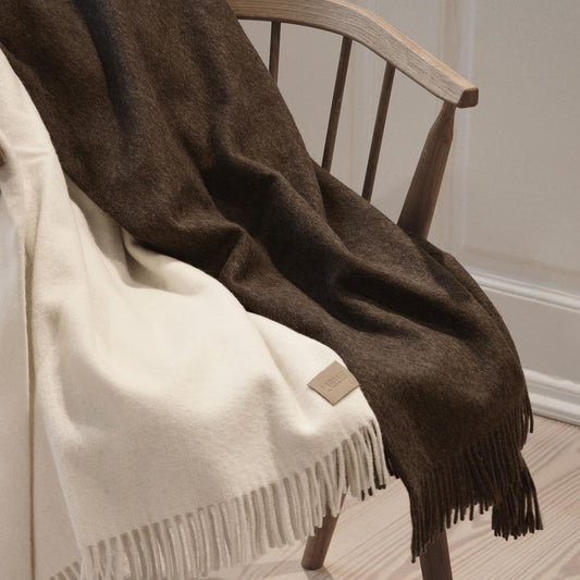 Sibast alpakka ullpledd i mørk brun. Bestillingsvare.