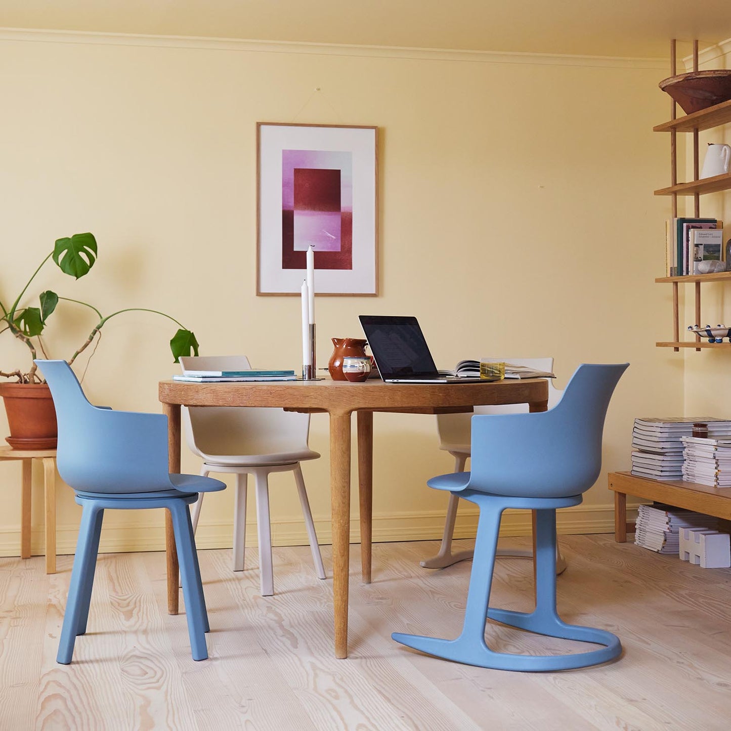 Varier Furniture Social spisestuestol i Blue med sving. Bestillingsvare.