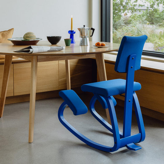 Varier Variable Plus monokrom knestol i Marine. Bestillingsvare.