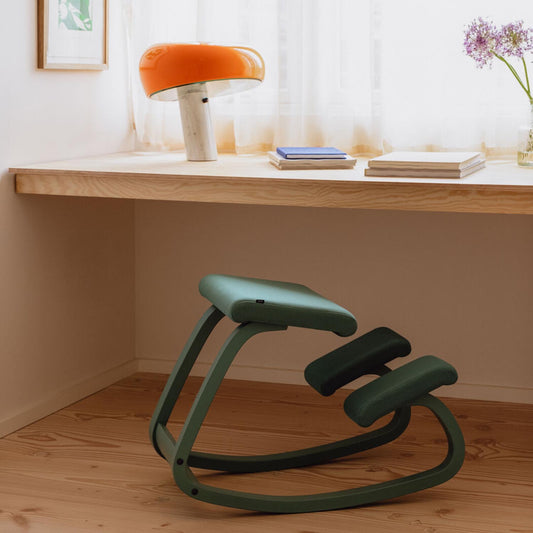 Varier Variable monokrom knestol i Grotto. Bestillingsvare.