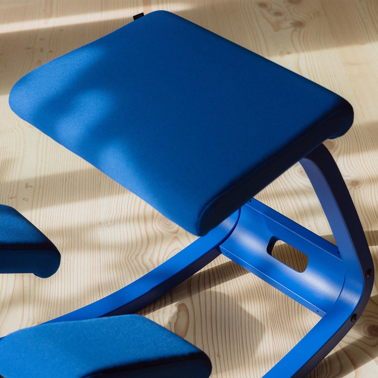 Varier Variable monokrom knestol i Marine.