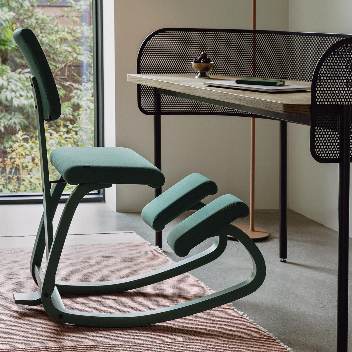 Varier Variable Plus monokrom knestol i Grotto. Bestillingsvare.