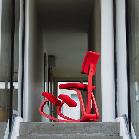 Varier Variable Plus monokrom knestol i Poppy. Må bestilles.