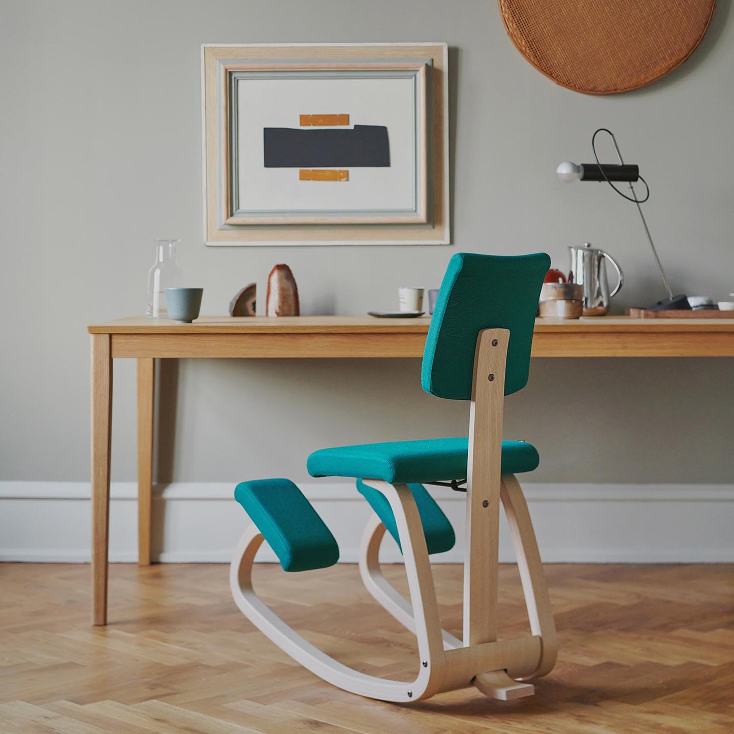 Varier Variable Plus knestol i Tonal i lysegrønn og lys brun ask. Bestillingsvare.