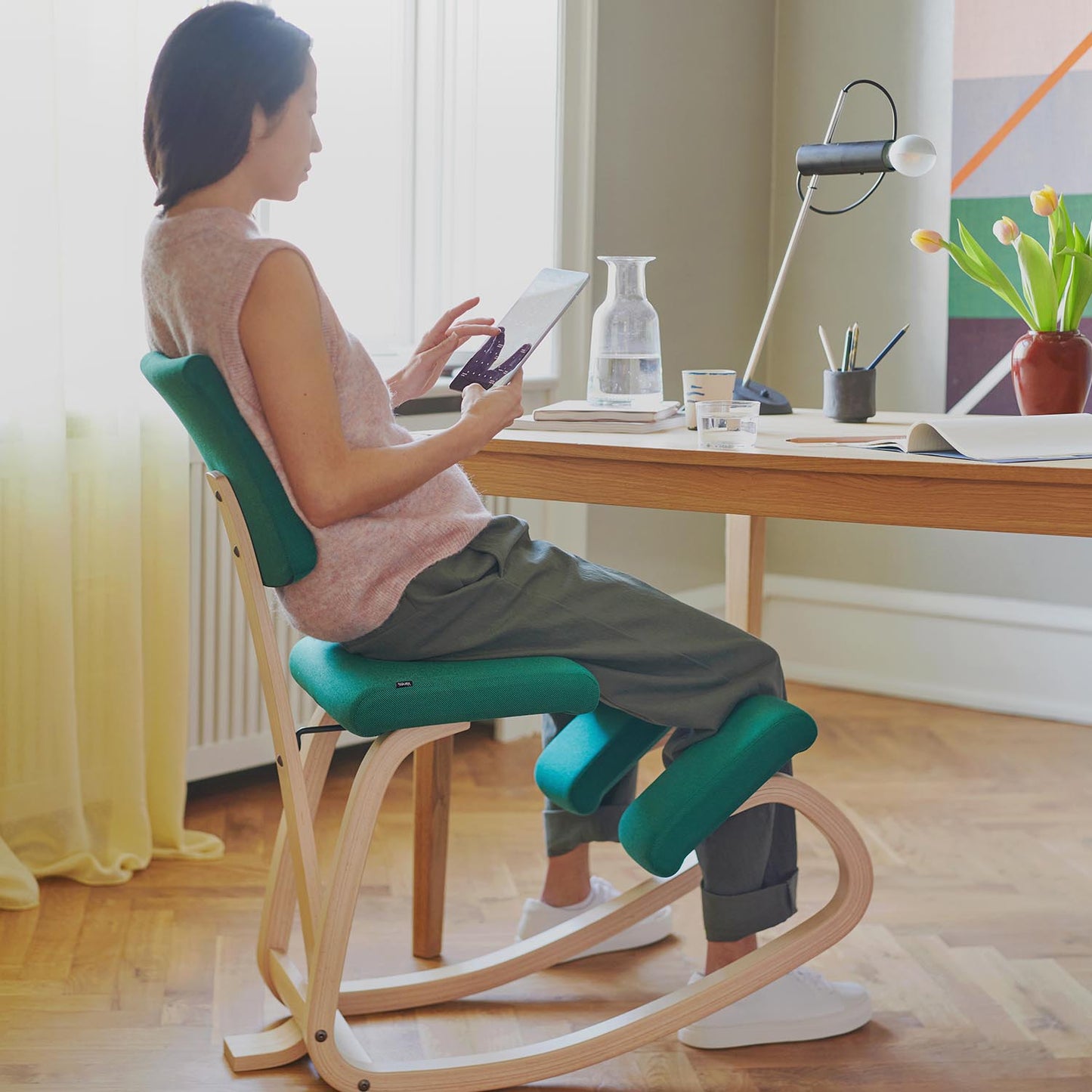 Varier Variable Plus knestol i Tonal i mørkeblå og lys brun ask. Bestillingsvare.