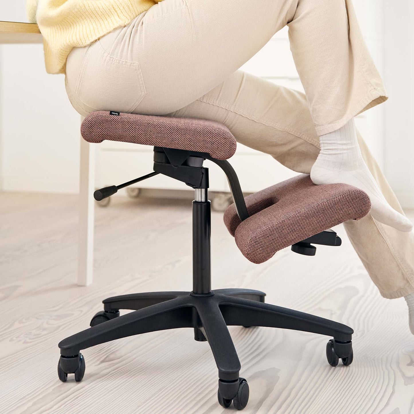 Varier Wing knestol i Tonal gul og svart understell. Bestillingsvare.