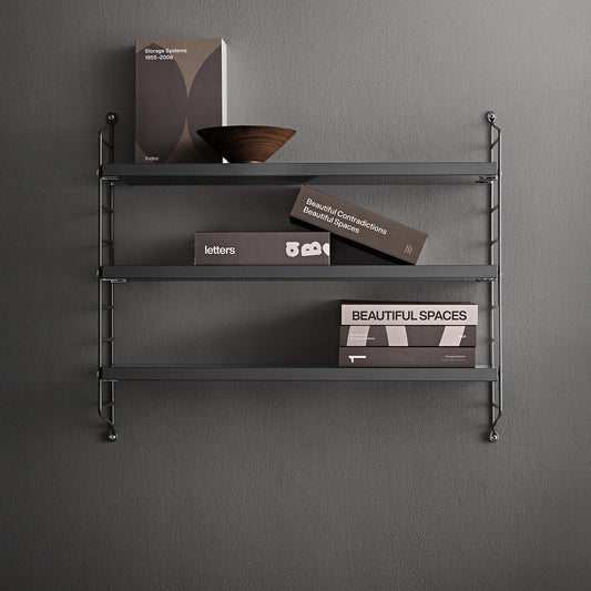 String pocket hylle i mørkegrå. Bestillingsvare.