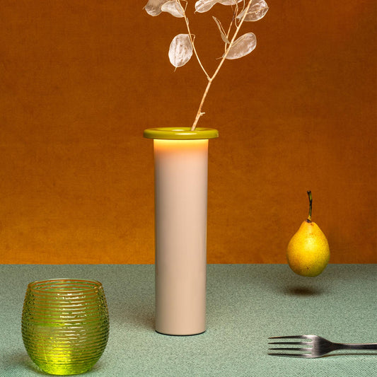 Magis Bouquet bordlampe med vase i beige.