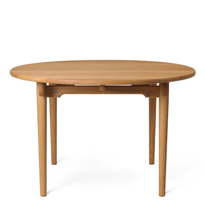 Carl Hansen CH337 spisebord. 140 x 115 cm. Oljet eik.