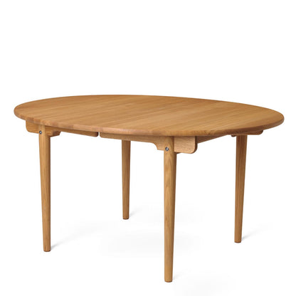 Carl Hansen CH337 spisebord. 140 x 115 cm. Oljet eik.