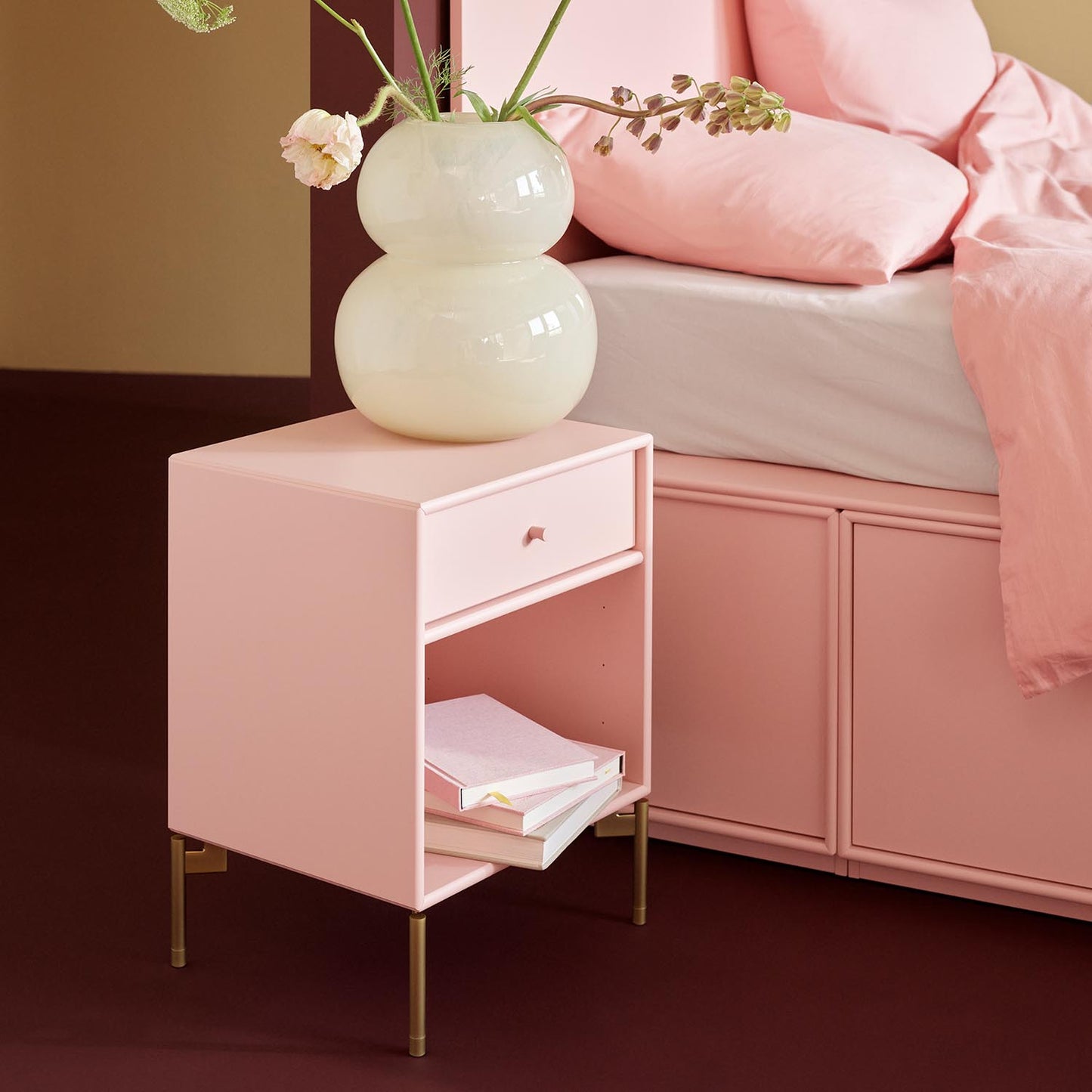 Montana DREAM nattbord. Med bein. Quickship farger.  (2-3 ukers leveringstid.)