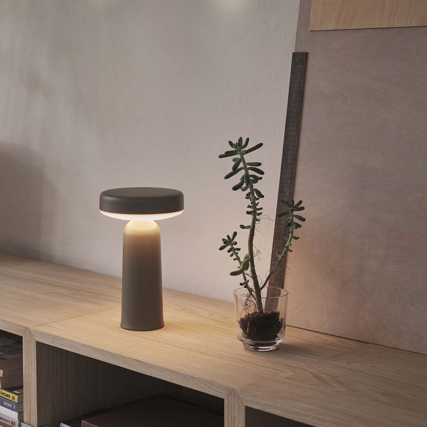 Ease bordlampe fra Muuto. Flere farger.