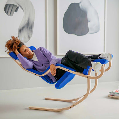 Varier Gravity stol i Tonal beige og lys brun ask. Bestillingsvare.