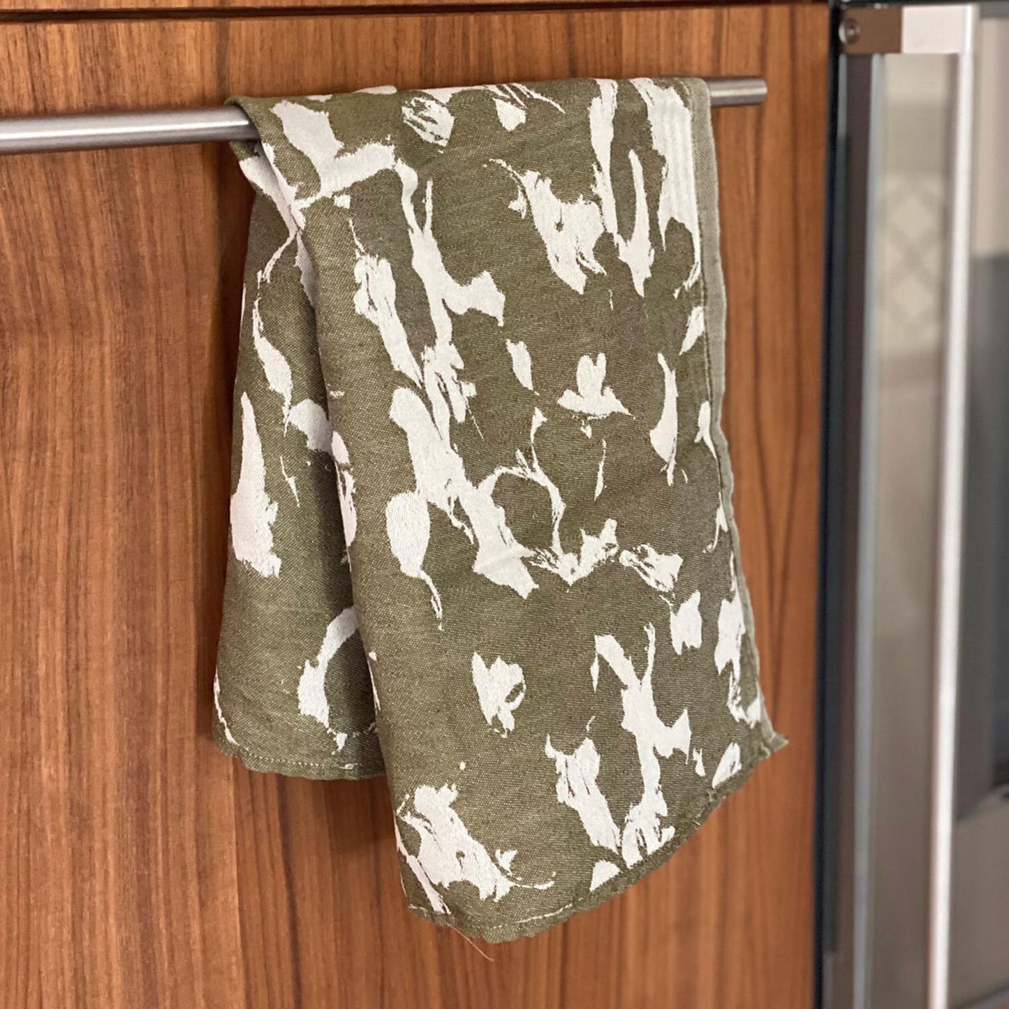 Plesner Patterns kjøkkenhåndkle i oliven grønt.