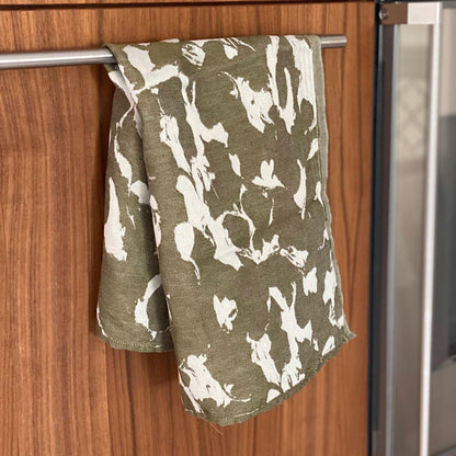 Plesner Patterns kjøkkenhåndkle i oliven grønt.