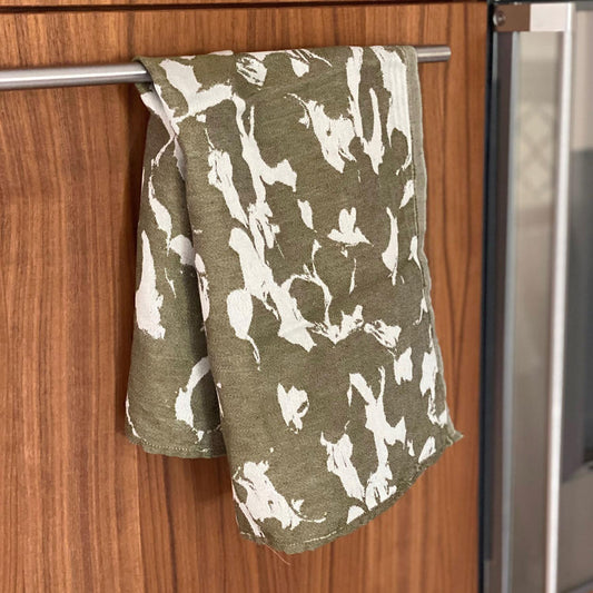 Plesner Patterns kjøkkenhåndkle i oliven grønt.