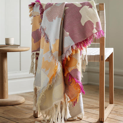 Plesner Patterns "Heritage" pledd i rødt.