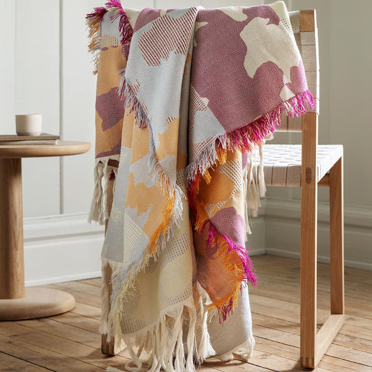 Plesner Patterns "Heritage" pledd i rødt.