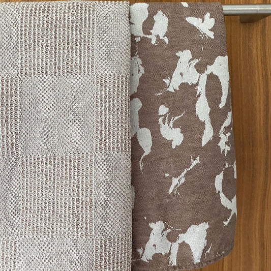 Plesner Patterns kjøkkenhåndkle i brunt.