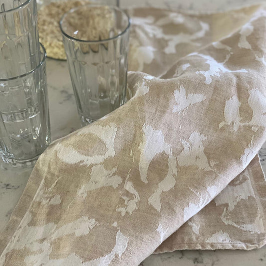 Plesner Patterns kjøkkenhåndkle i beige.