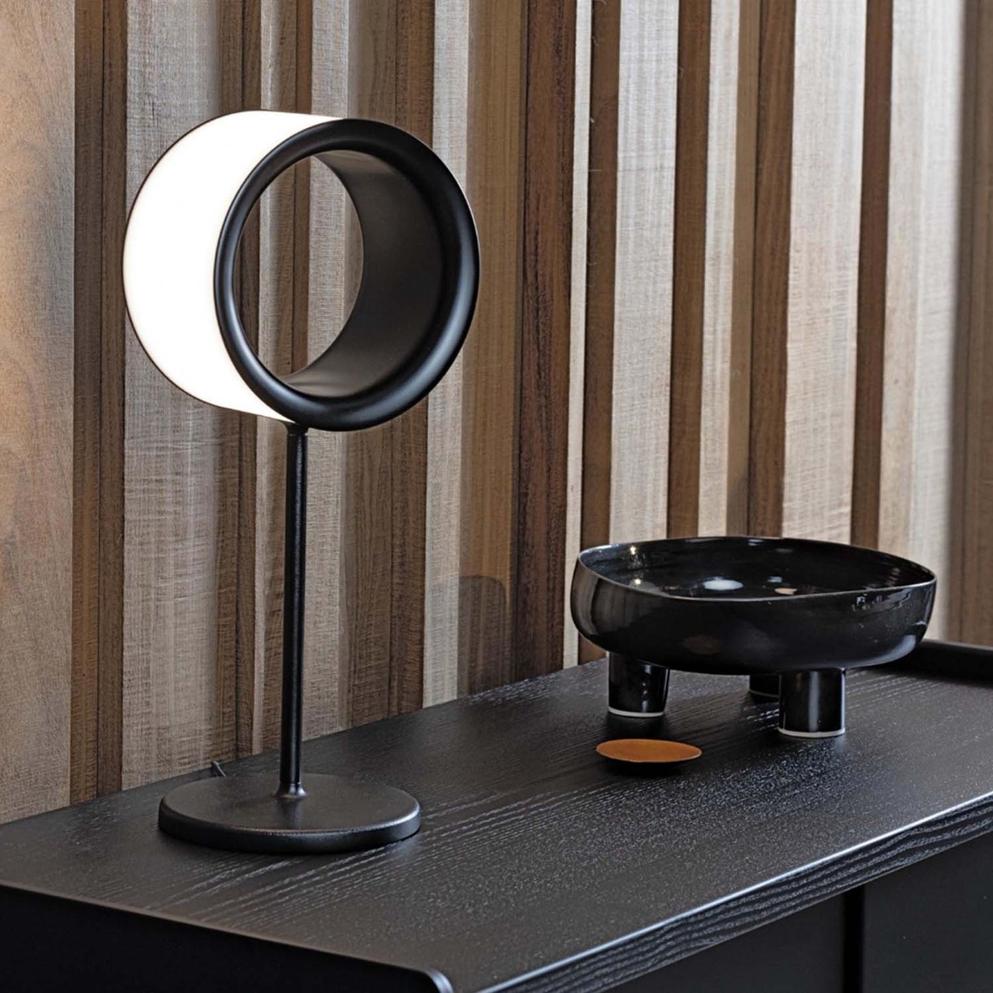 Utstillingsmodell "Lost" bordlampe fra Magis.