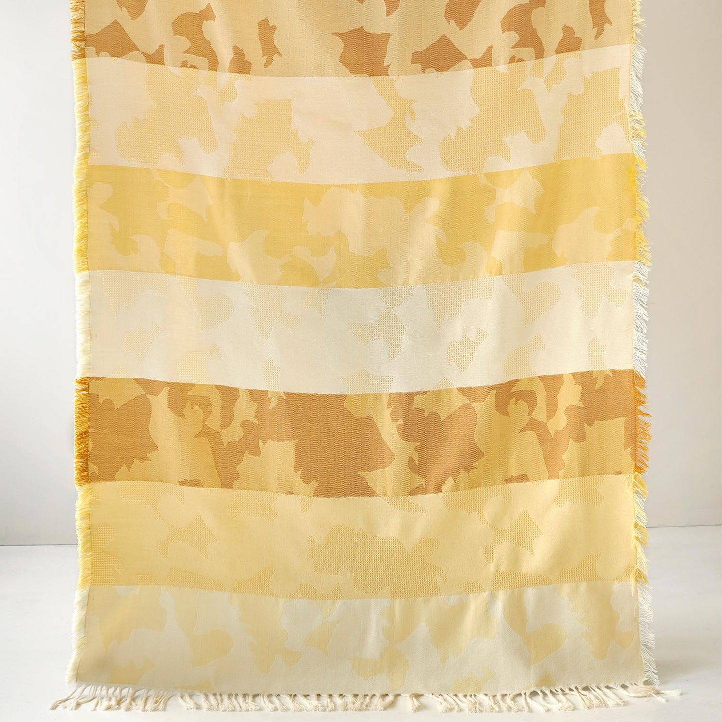 Plesner Patterns "Heritage" pledd i gult.