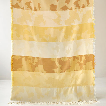 Plesner Patterns "Heritage" pledd i gult.