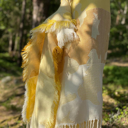 Plesner Patterns "Heritage" pledd i gult.