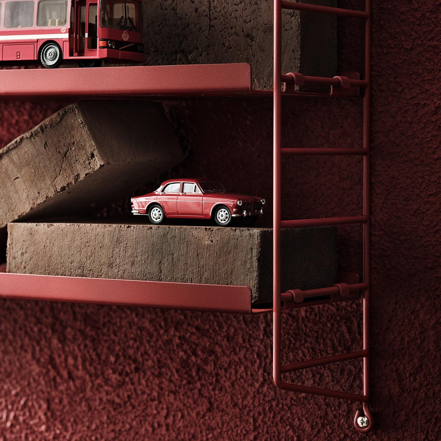 String pocket metall i oxtorgsrød. Bestillingsvare.