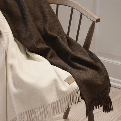 Sibast alpakka ullpledd i mørk brun. Bestillingsvare.