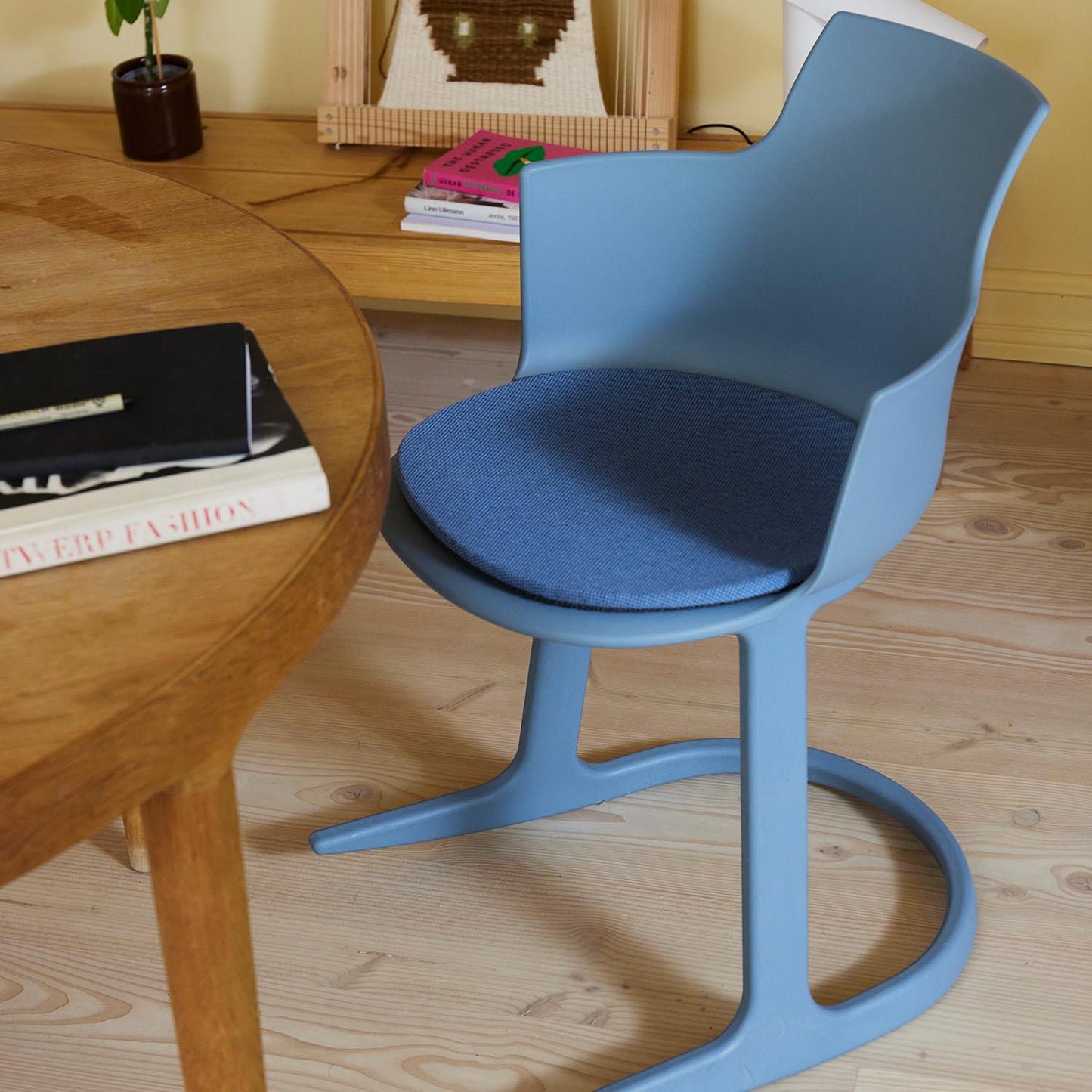 Varier Furniture Social spisestuestol i Blue med tilt. Bestillingsvare.