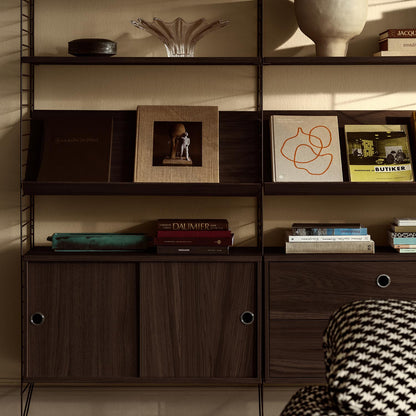 String magasinhylle i mørkebrun eik. 78 x 30 cm. NYHET! Bestillingsvare.