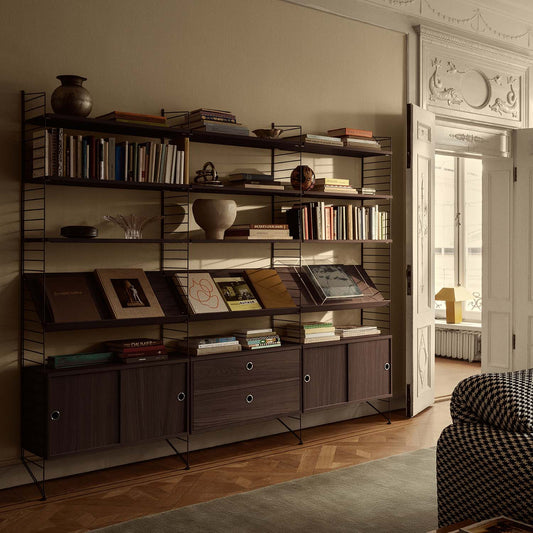 String skap med skyvedører 78 x 30 cm i mørkebrun eik. NYHET! Bestillingsvare.