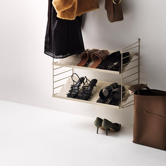 String oppsett til gang. Skohyller, metallhyller, kroker og oppheng. Bestillingsvare.