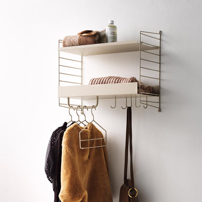 String oppsett til gang. Skohyller, metallhyller, kroker og oppheng. Bestillingsvare.