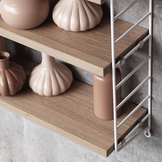 String pocket hylle i eik og hvit. Bestillingsvare.